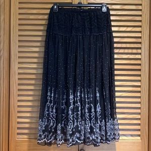 Black and white patterned mesh pleated midi skirt